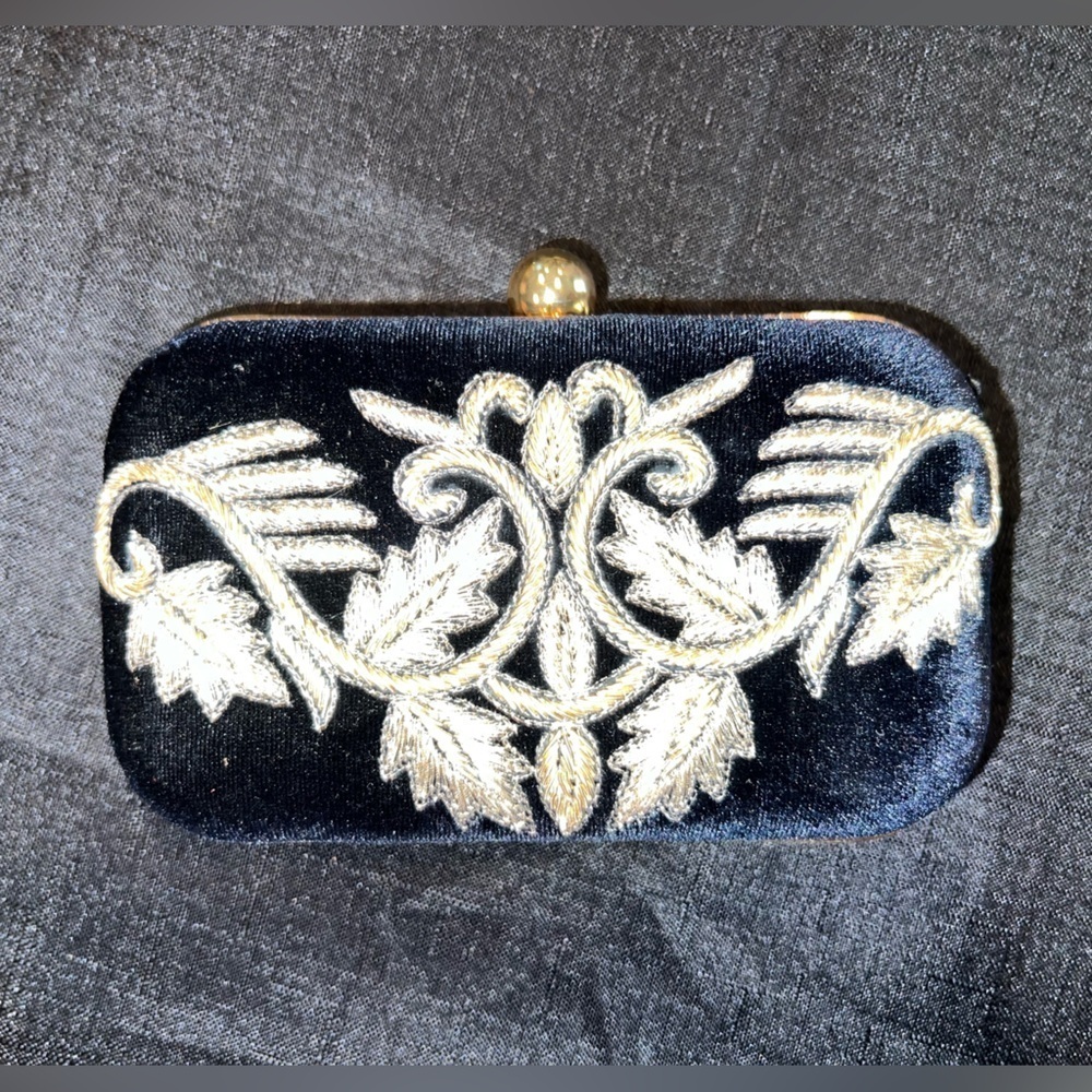 Party clutch in blue and white